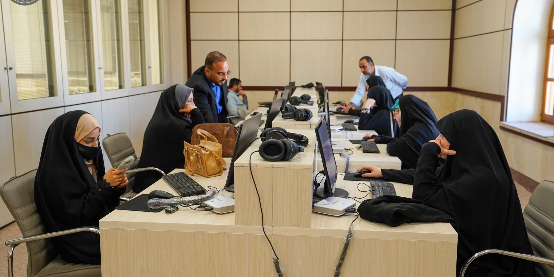 وفد من طلبة كلية الفقه في جامعة الكوفة يزور مكتبة الروضة الحيدرية  