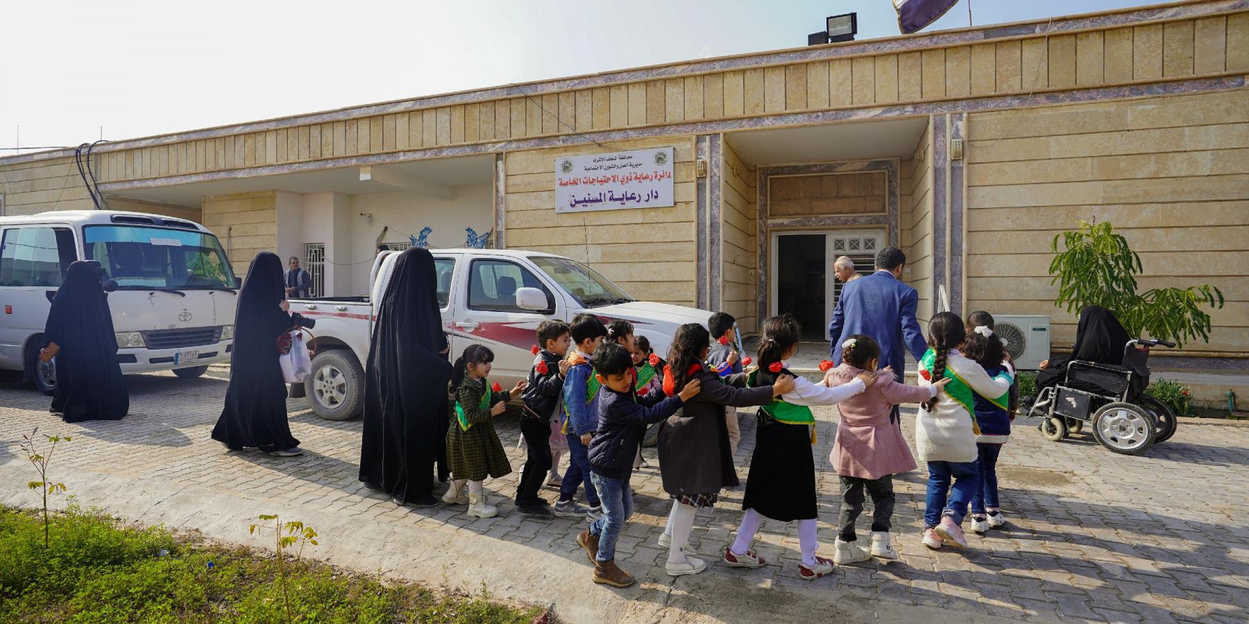 طلبة المدارس التابعة للعتبة العلوية المقدسة يزورون دار رعاية المسنّين في محافظة النجف الأشرف