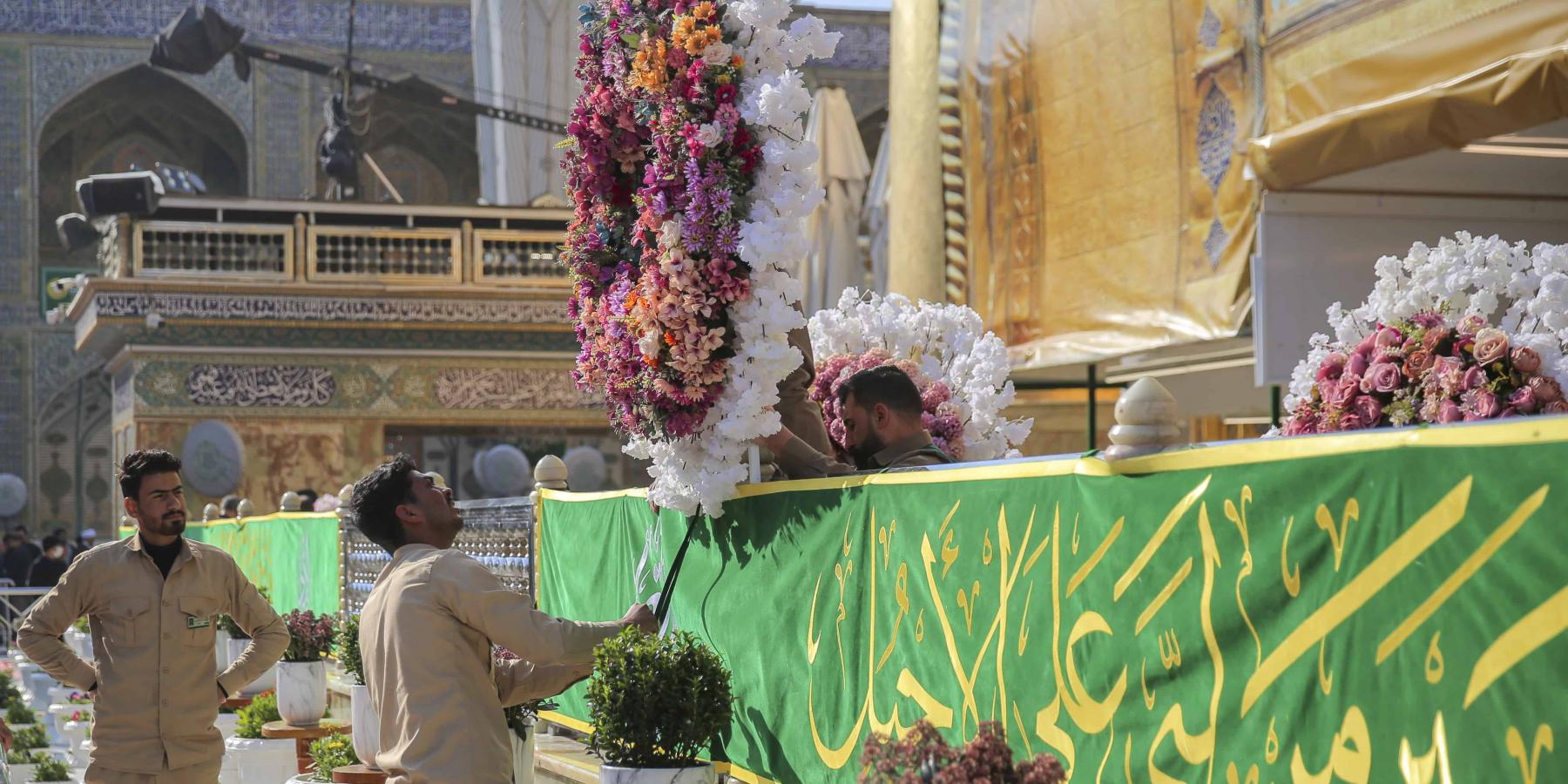نشر معالم الزينة واللافتات الخضراء المطرزة في رحاب مرقد أمير المؤمنين (عليه السلام) إحياءً لذكرى مولد الإمامين في رجب الأصب محمد الباقر وعلي الهادي (عليهما السلام)