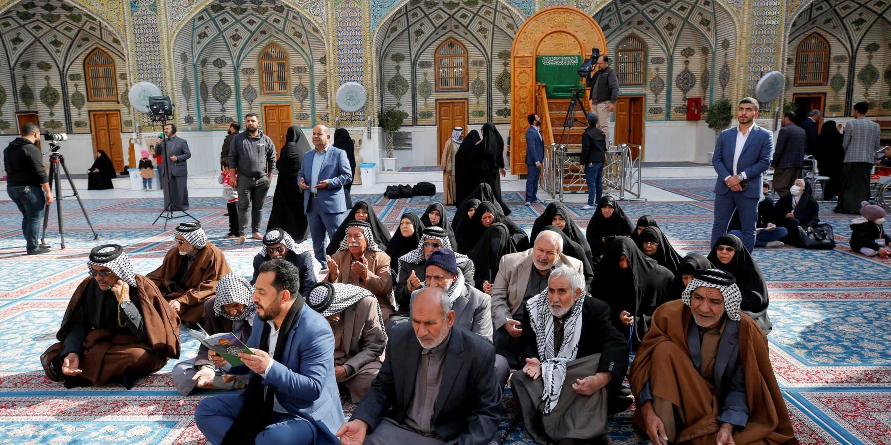 العتبة العلوية المقدسة - قسم العلاقات العامة يواصل برنامجه في خدمة كبار السن لزيارة مرقد أمير المؤمنين (عليه السلام) من مختلف أرجاء مدينة النجف الأشرف