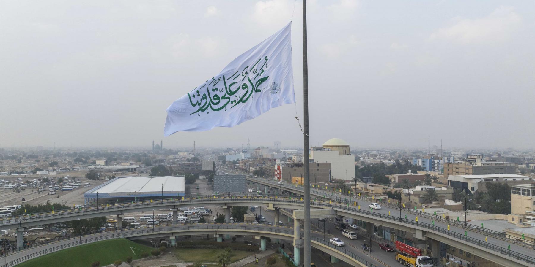 العتبة العلوية المقدسة ترفع راية (محمد وعلي قدوتنا) في مدينة النجف الأشرف ابتهاجاً بأيام وليد الكعبة (عليه السلام) 