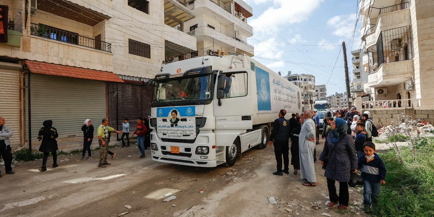حملة (ويطعمون الطعام) تباشر بتوزيع المساعدات الإغاثية على العوائل المتضررة من الزلازل في سوريا 