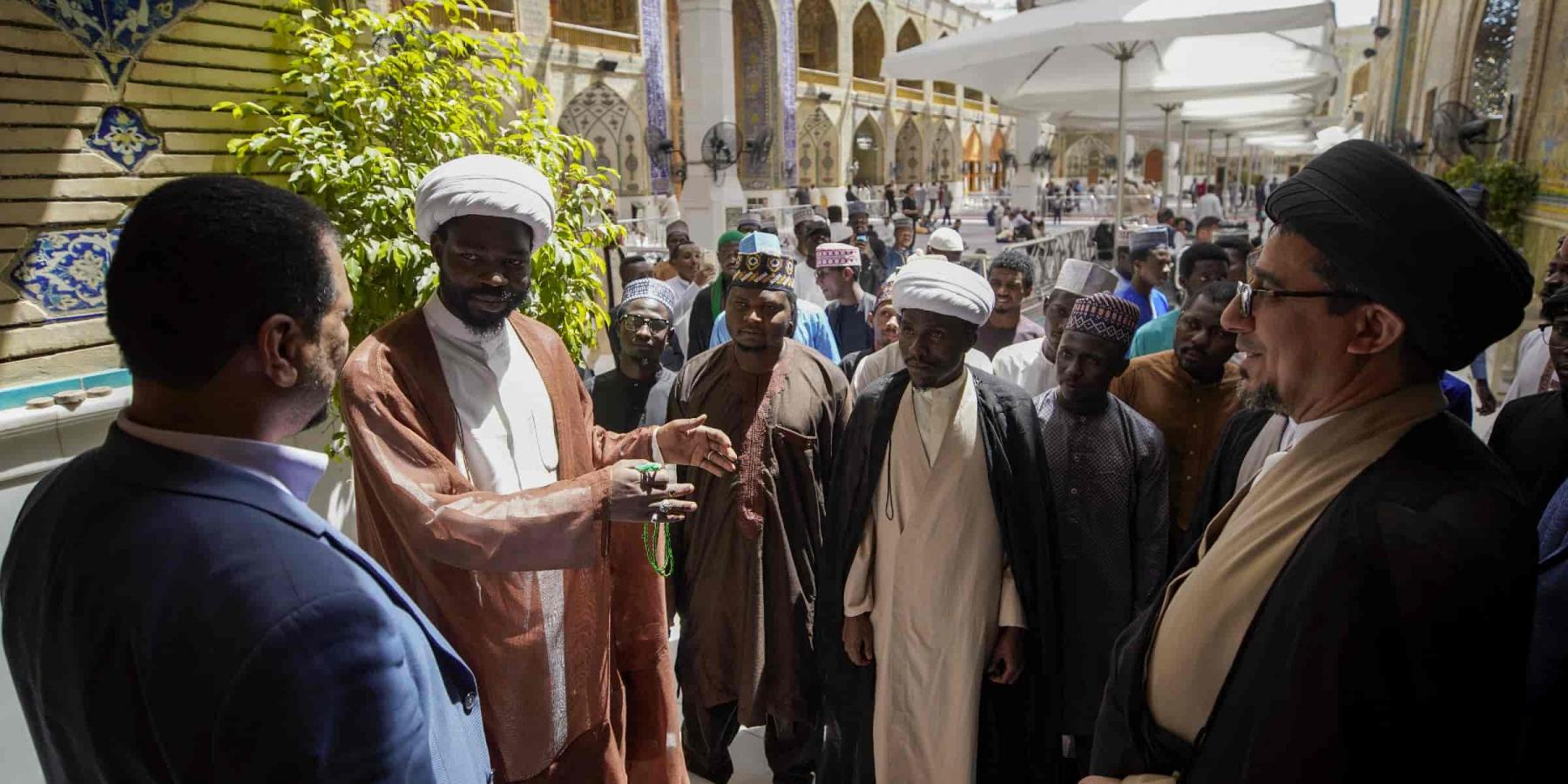 طلبة العلوم الحوزوية في إفريقيا يبدأون بزيارة أمير المؤمنين (عليه السلام) ضمن جولتهم لزيارة العتبات المقدسة