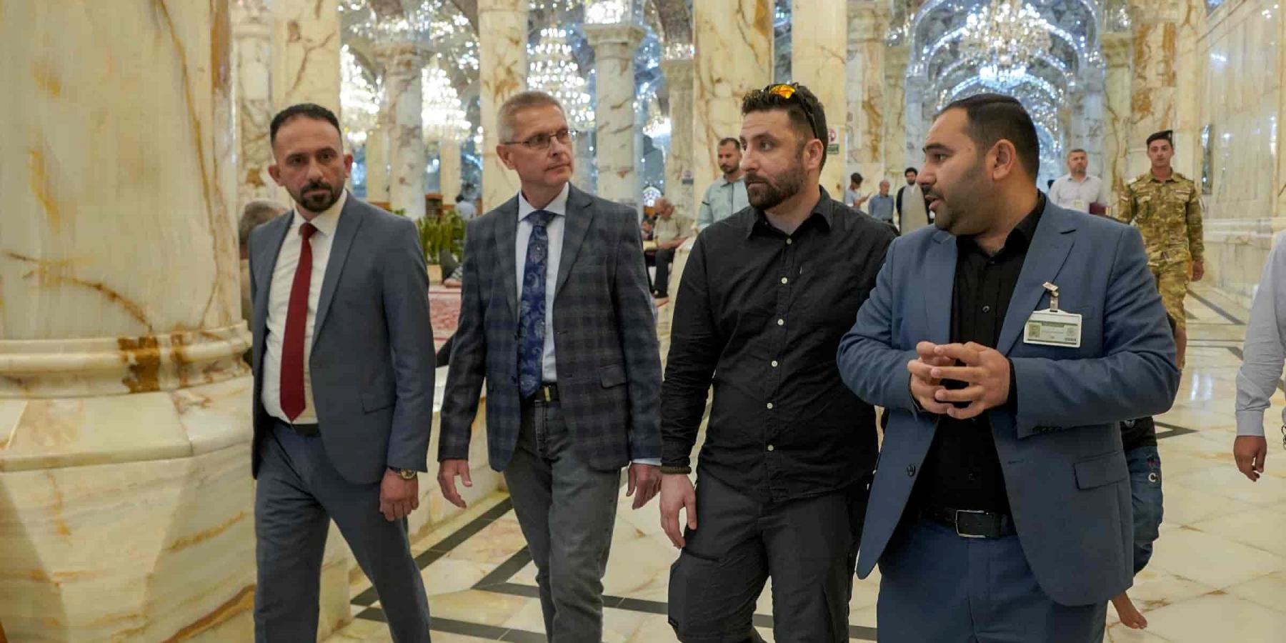 دبلوماسي بولندي يبدي احترامه وتقديره للمعالم التاريخية والأثرية في المرقد العلوي المطهر