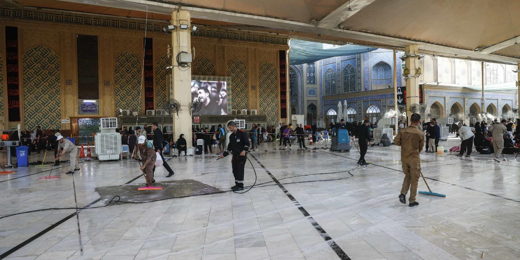 قسم الشؤون الخدَمية في العتبة العلوية المقدسة ينفذ حملة لتنظيف وفرش محيط الصحن المطهر بعد انتهاء مراسم زيارة رحيل النبي الأكرم (صلى الله عليه وآله)