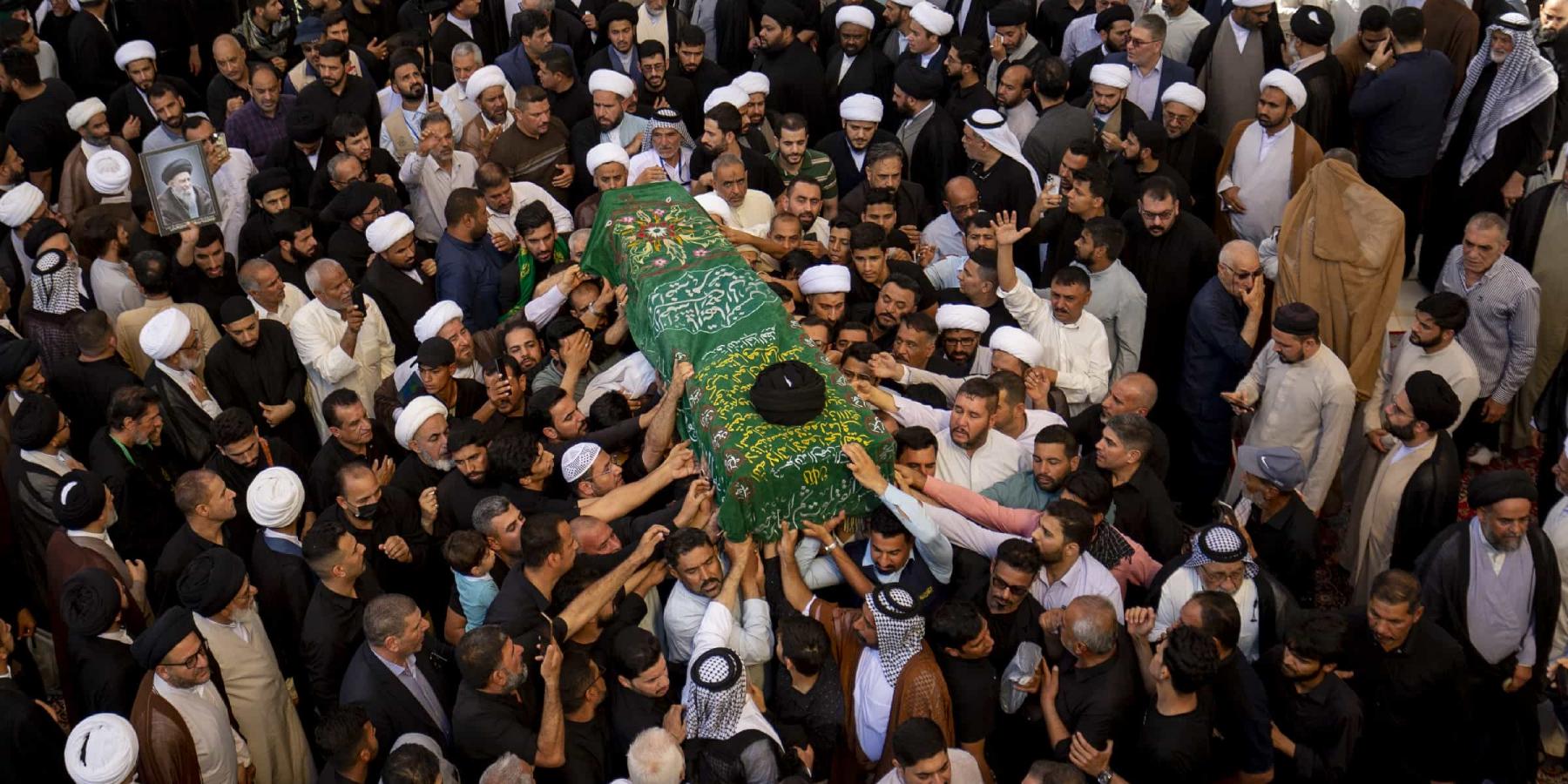 تشييع مهيب لجثمان آية الله المحقق الكبير سماحة السيد محمد مهدي الخرسان في مرقد أمير المؤمنين (عليه السلام) 