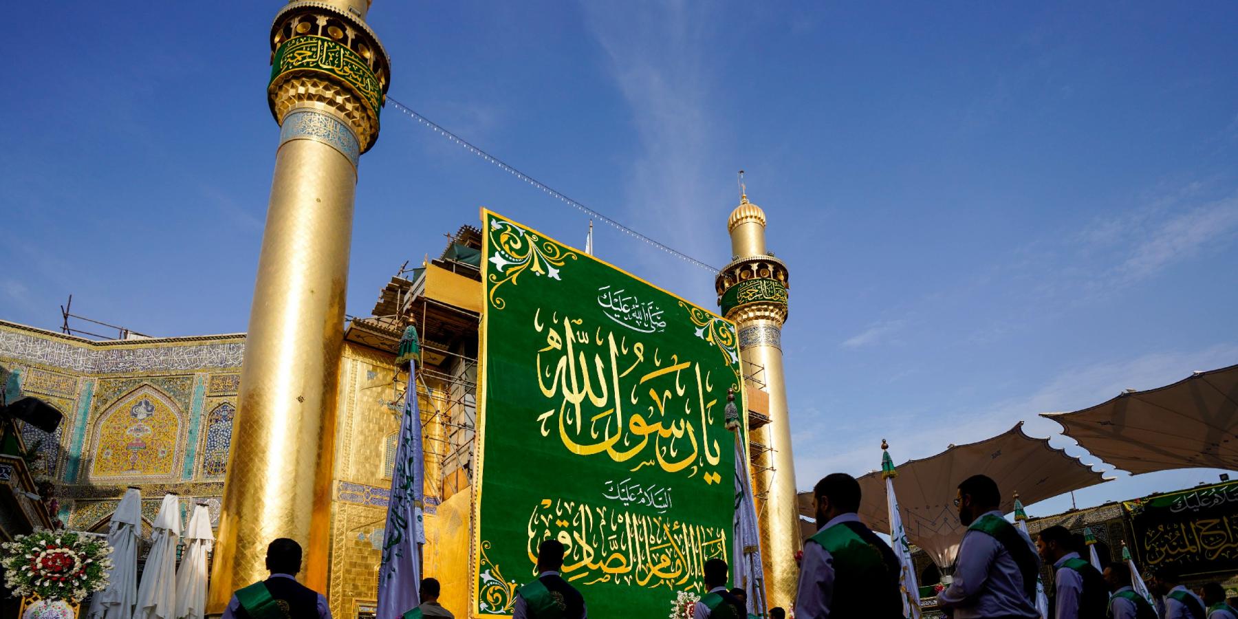 خَدم العتبة العلوية المقدسة يحيون المولد النبوي الشريف خلال مراسم الزيارة الصباحية في الصحن العلوي المطهر  