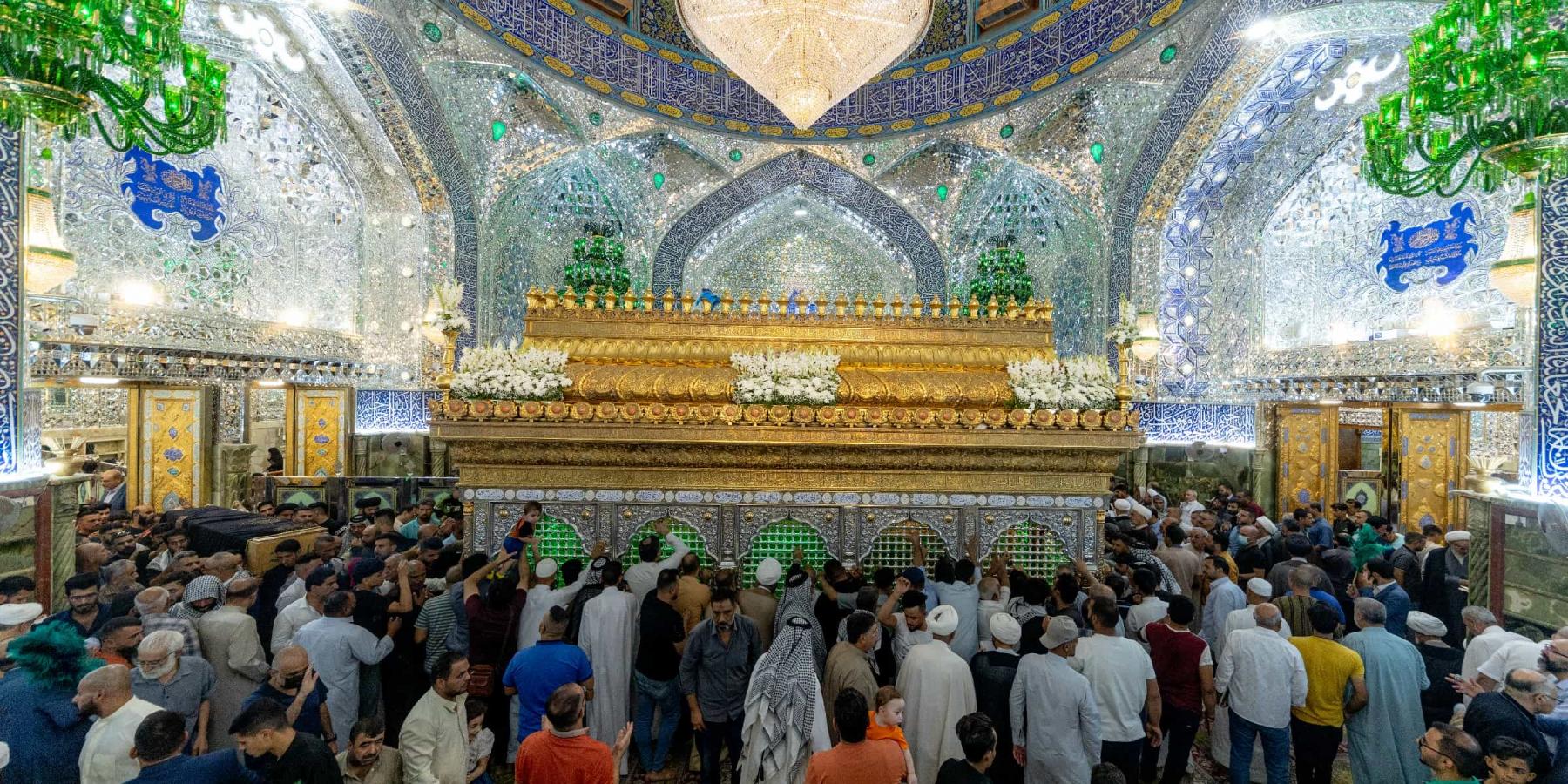 جموع الزائرين تُحيي ذكرى الولادة الميمونة لسيد الكائنات محمد (صلى الله عليه وآله وسلم) في رحاب مرقد ابن عمِّهِ أمير المؤمنين (عليه السلام)