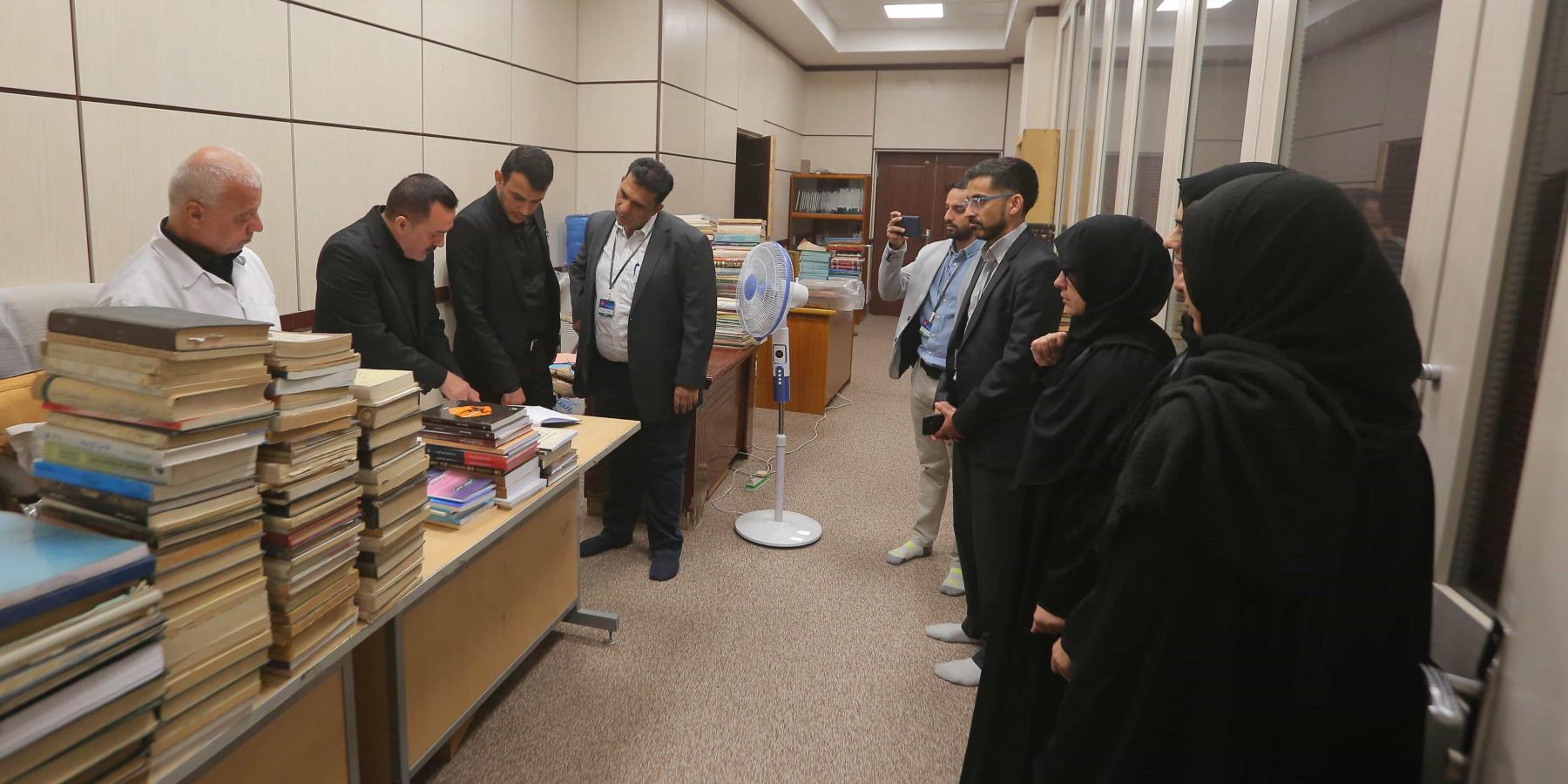 وفدٌ متعدد الجنسيات يبدي إعجابه بالتنوع العلمي والثقافي بمكتبة الروضة الحيدرية في العتبة العلوية المقدسة