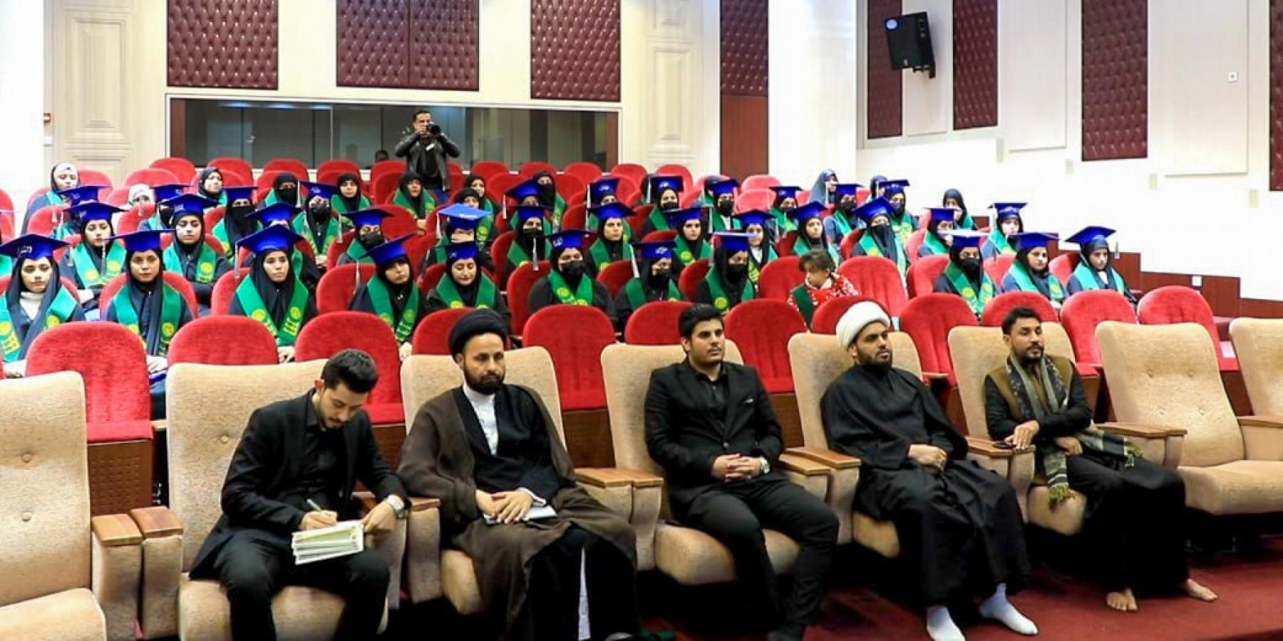 بضيافة العتبة العلوية المقدسة .. طالبات جامعة البصرة  يُردِّدنَ قسم التخرُّج في رحاب صحن السيدة الزهراء (ع)