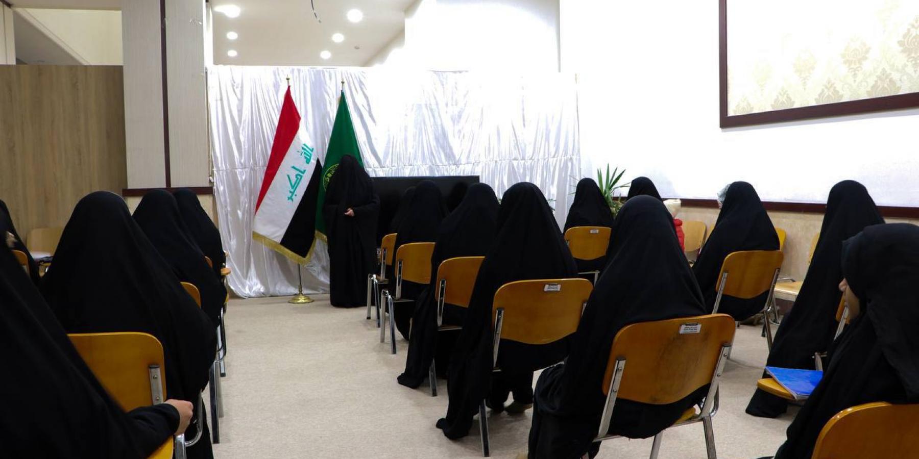 دار القرآن الكريم النسوية تجري اختباراً لطالبات دورة الحفظ الحضورية. 