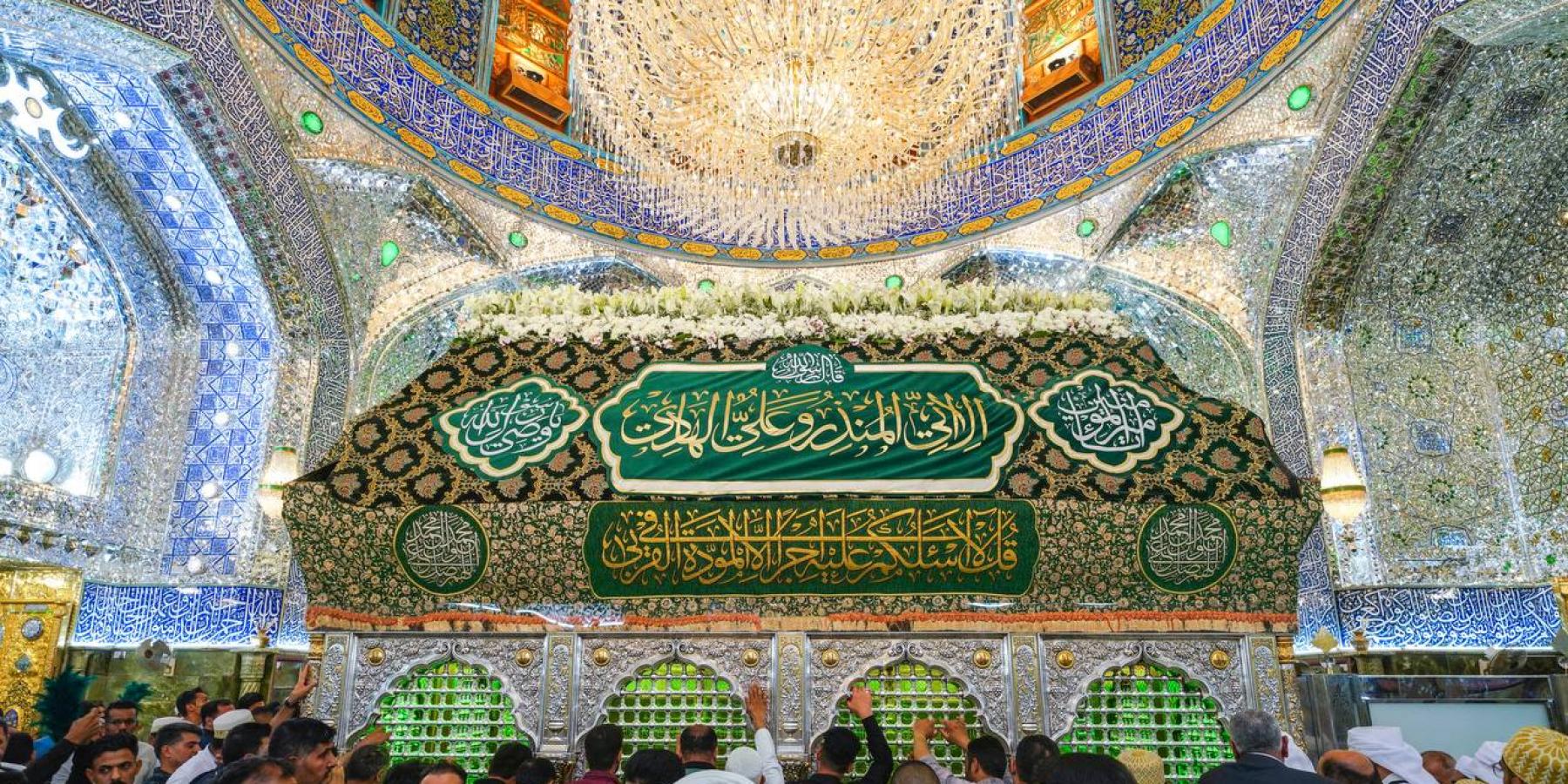 العتبة العلوية المقدسة تتزين بآلاف الورود الطبيعية احتفاءً بذكرى ولادة الإمام الرضا (عليه السلام) 
