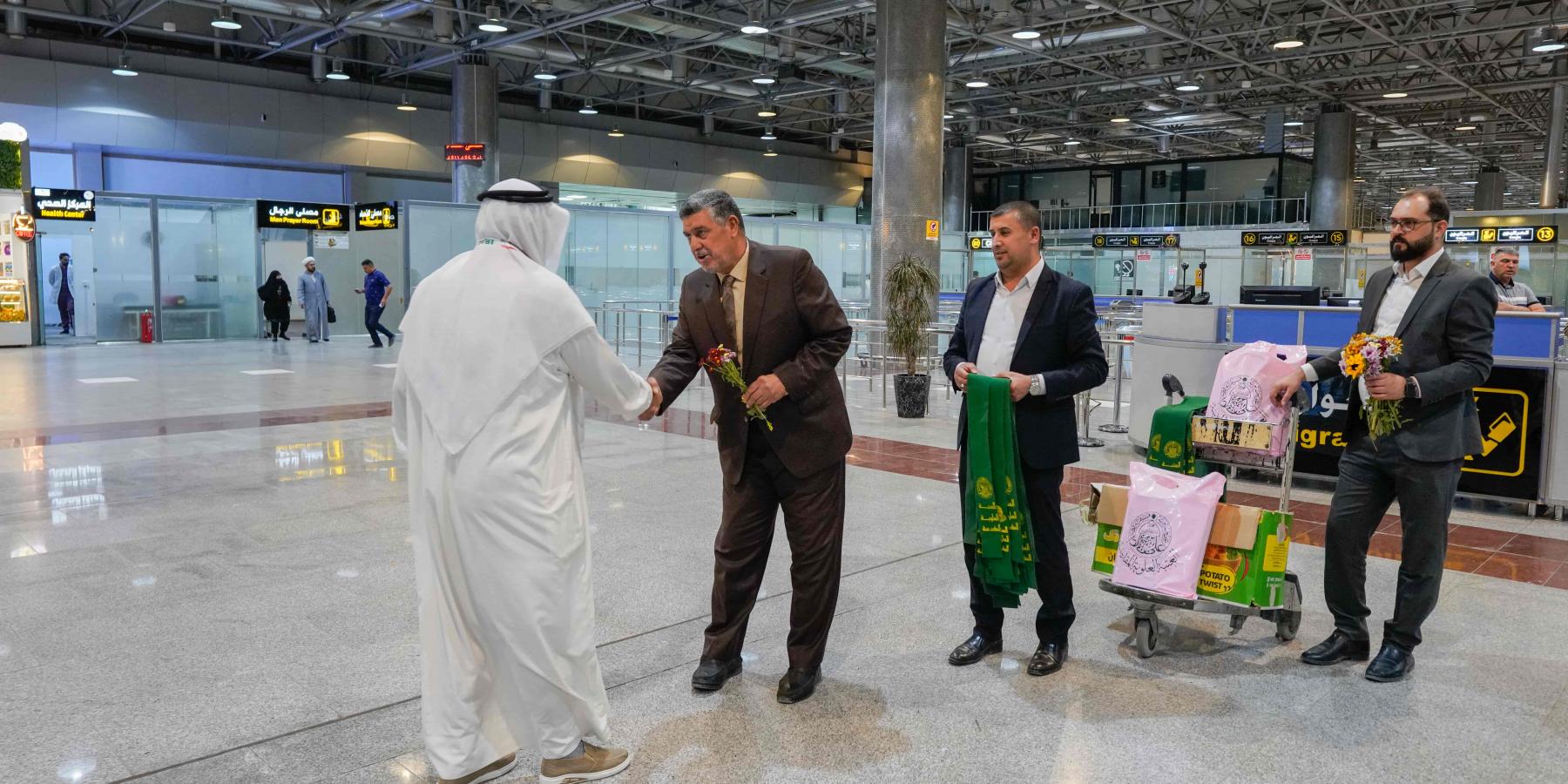 لتوديعهم لبيت الله الحرام .. العتبة العلوية المقدسة ترافق قوافل الحجاج من ذوي الشهداء إلى مطار النجف الدولي