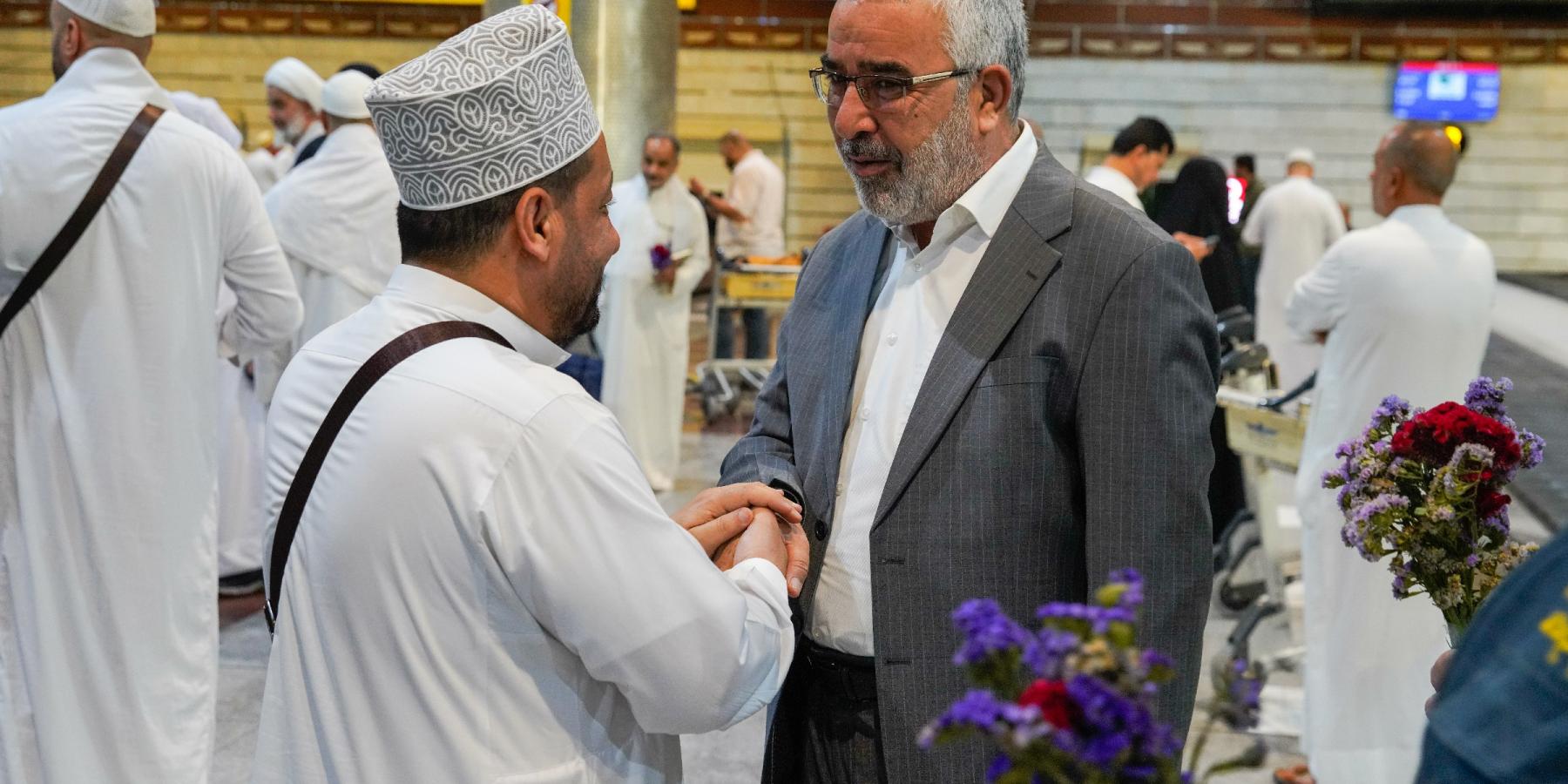 الأمين العامُّ للعتبة العلويّة المقدَّسة يستقبل حجّاج بيت الله الحرام من خَدَمة أمير المؤمنين (عليه السلام) 
