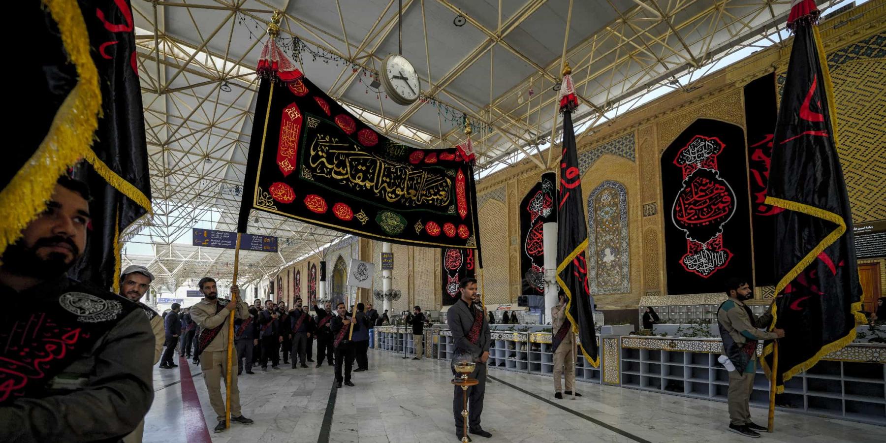 موكب خدم العتبة العلوية المقدسة يحيي استشهاد الإمام زين العابدين (عليه السلام) في الصحن الحيدري الشريف