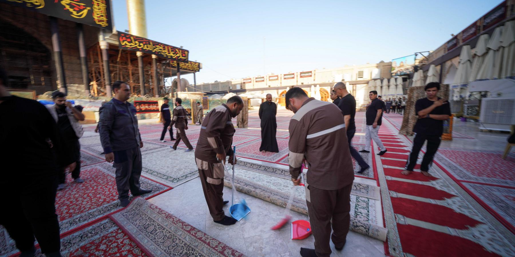 خدم العتبة العلوية المقدسة يساندون تأمين الخدمات الميدانية في ذكرى شهادة الإمام الحسن العسكري (عليه السلام) 