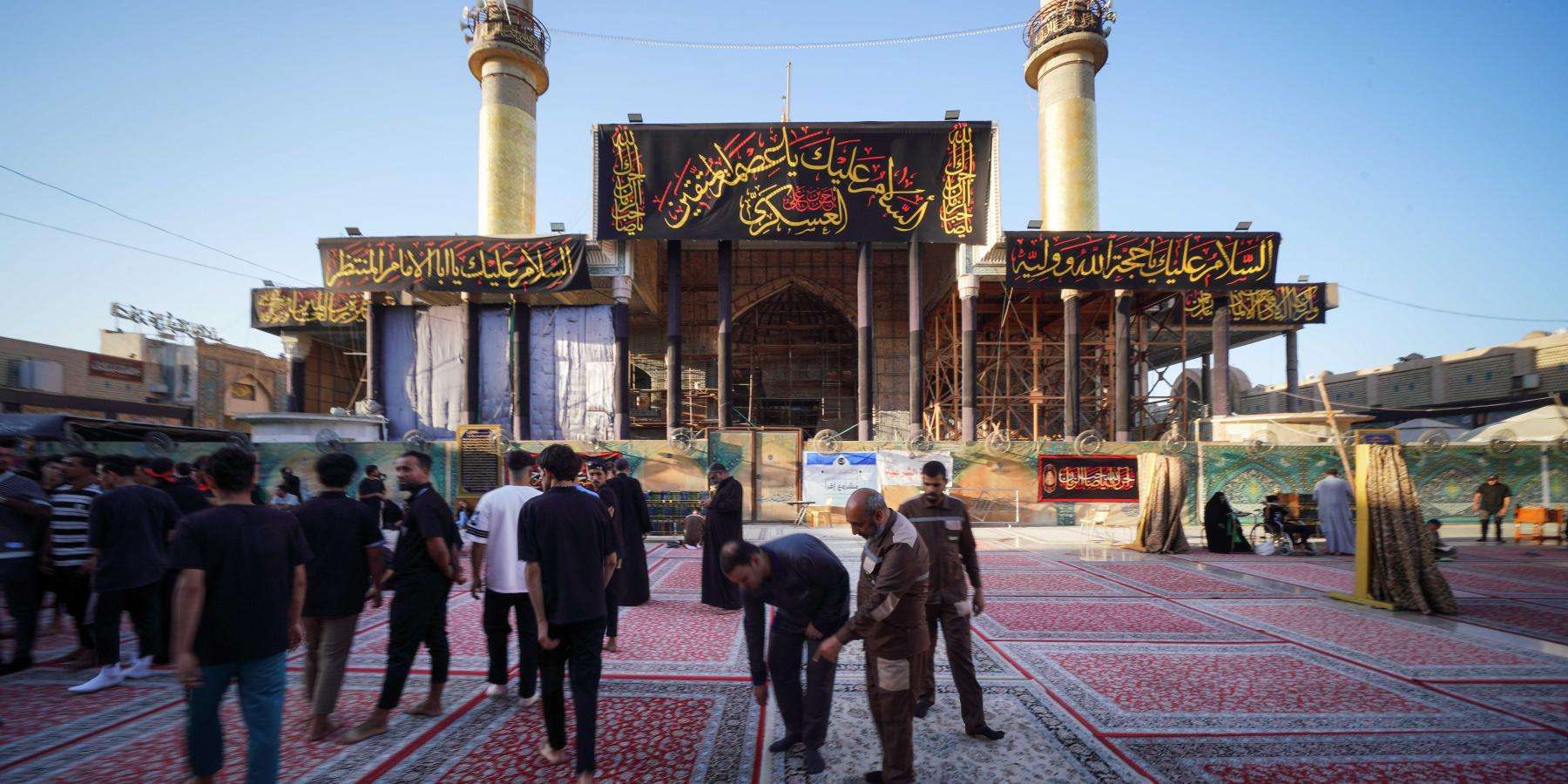 موكب العتبة العلوية يباشر بتقديم خدماته لزائري مرقد الإمامين العسكريين (عليهما السلام) 