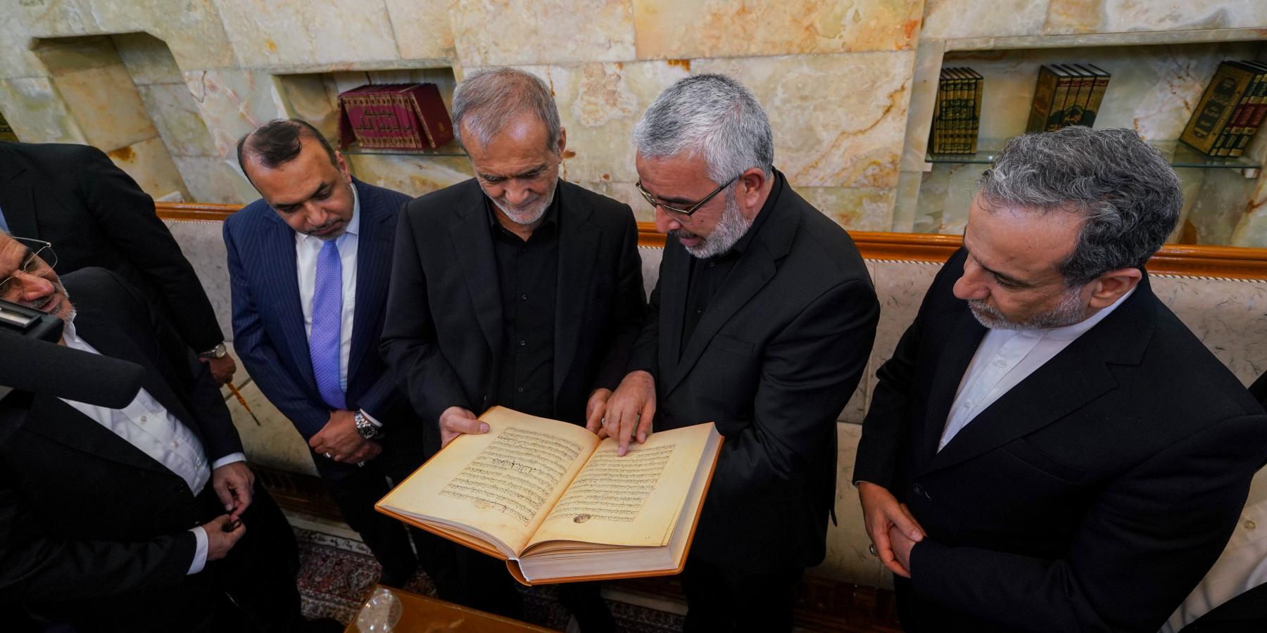 الرئيس الإيراني السيّد مسعود بزشكيان يتشرّف بزيارة مرقد الإمام أمير المؤمنين (عليه السلام).