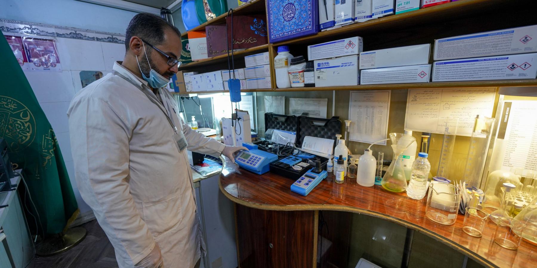 فُحوصاتٌ دقيقةٌ وتقنياتٌ حديثةٌ تُجريها مختبراتُ العتبةِ العلويةِ المقدّسةِ لتأمينِ المياهِ الصالحةِ للشرب