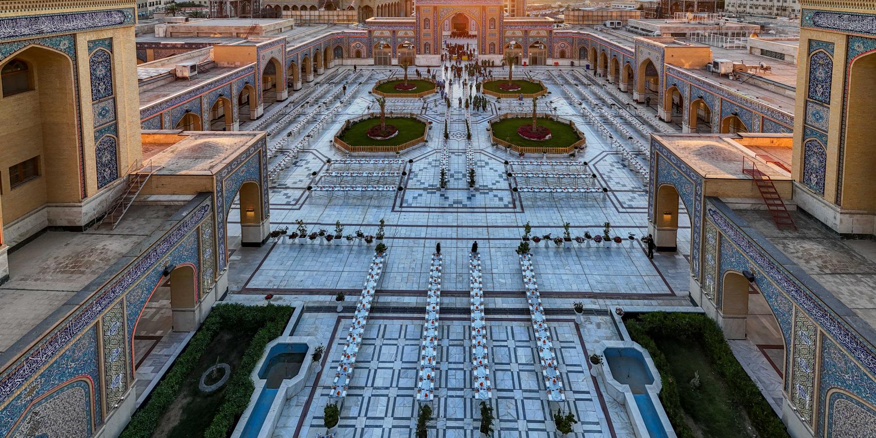 مأدبة إفطار في ليلة القدر الثالثة .. مضيف الزائرين يُقدِّم 90 ألف وجبة إفطار في شهر رمضان  