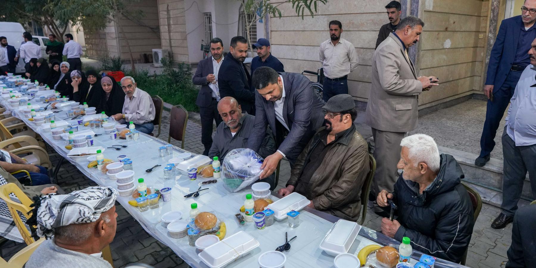 في إطار رعايتها الأبوية .. العتبة العلوية المقدسة تُقيم مأدبة إفطار للنزلاء في دار المُسنّين في النجف الأشرف