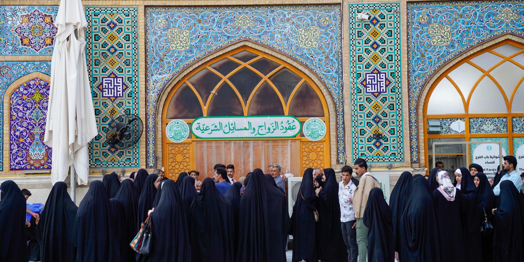 من مرقد أمير المؤمنين (ع) .. آلاف الأزواج يبدؤون حياتهم في كنف البركة والطمأنينة من داخل العراق وخارجه 