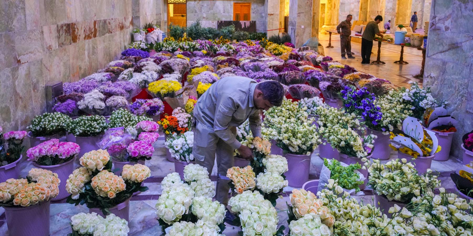 مئات الآلاف من الورد الطبيعي تفوح بعطرها في رحاب الغدير الأغرّ 