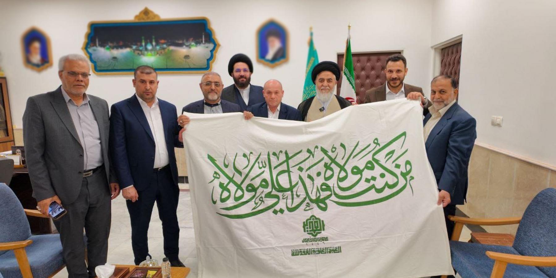 تمهيدًا لرفعها في يوم الغدير الأغر .. وصول  راية الغدير إلى مسجد جمكران في مدينة قم المقدسة