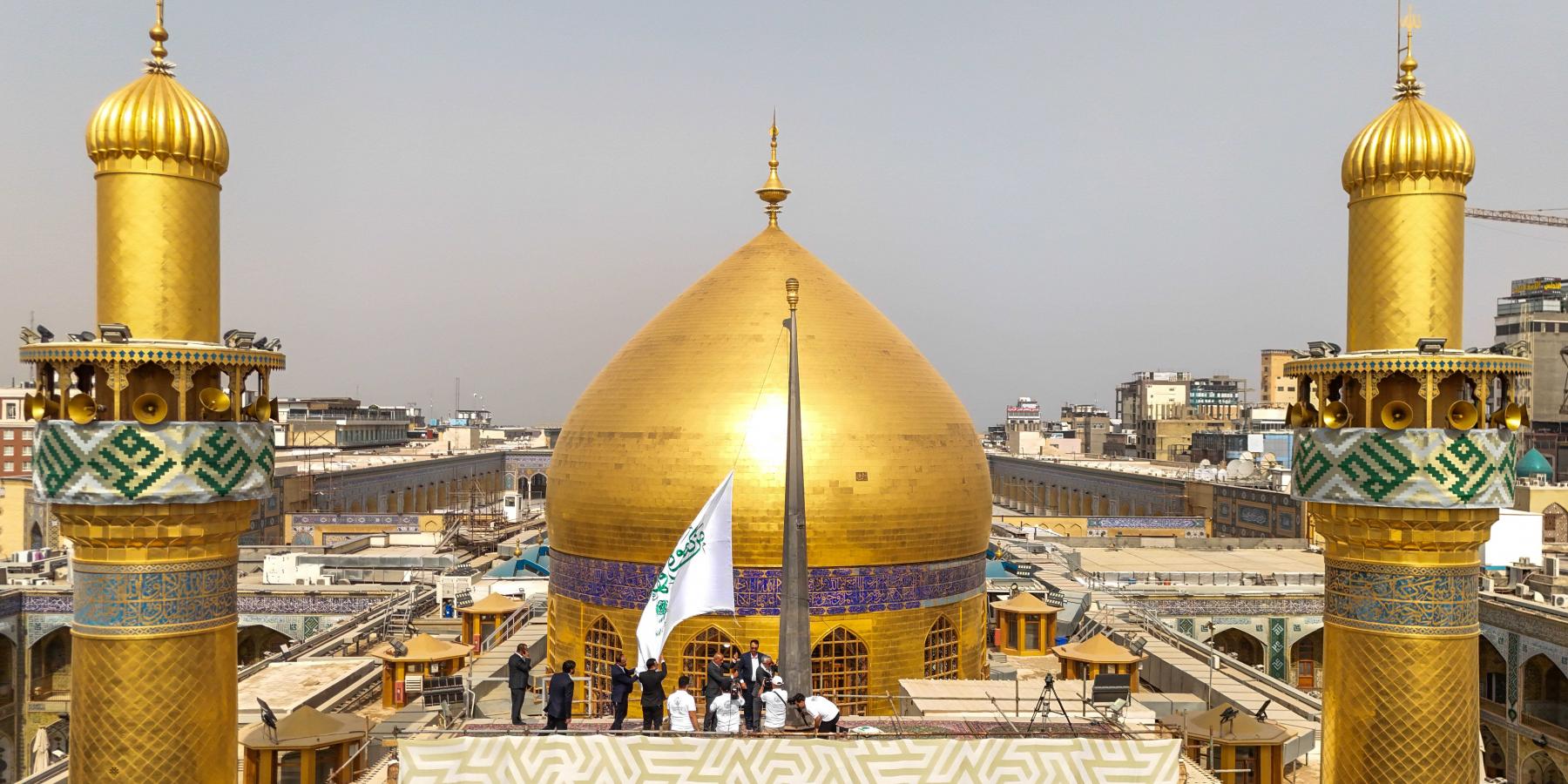 العتبة العلويّة المقدّسة تُطلق فعاليات "أسبوع الغدير الدولي" برفع راية العيد الأكبر من مرقد أمير المؤمنين (ع)