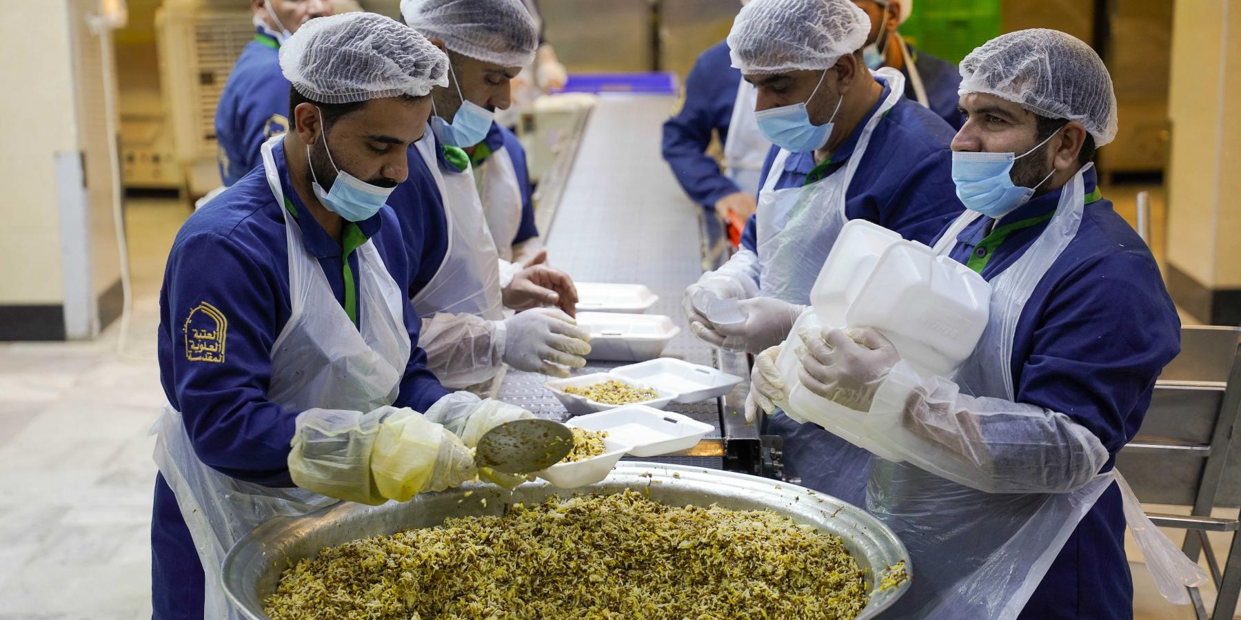 العتبة العلويّة المقدّسة تفتتح أولى مواقع الضيافة وتوزّع آلاف الوجبات لزوّار الأربعين