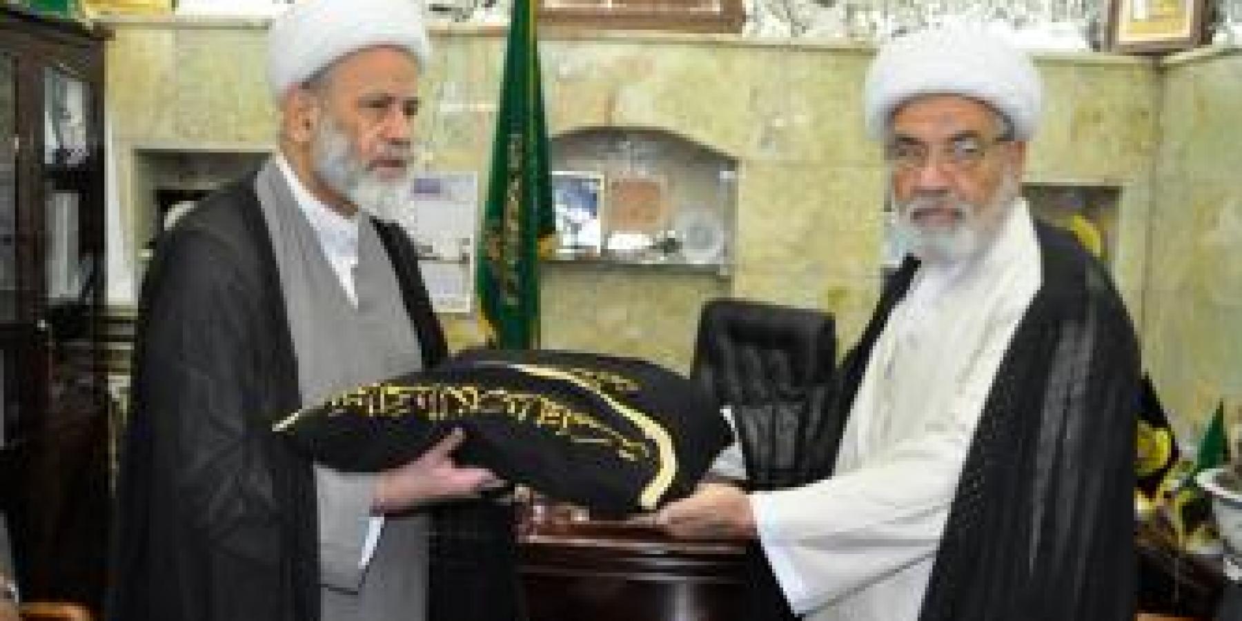 وفد من العتبة الكاظمية يسلّم راية الإمام الجواد(عليه السلام) إلى العتبة العلوية المقدسة