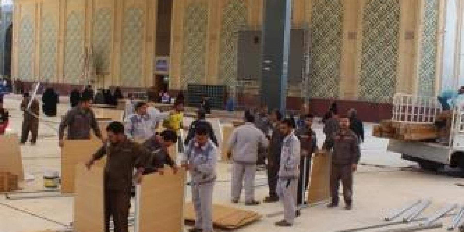 منتسبو قسم الصيانة في العتبة العلوية المقدسة يقومون بتركيب أكثر من 750 قطعة خشبية وحديدية لأجنحة معرض الكتاب الدولي السادس