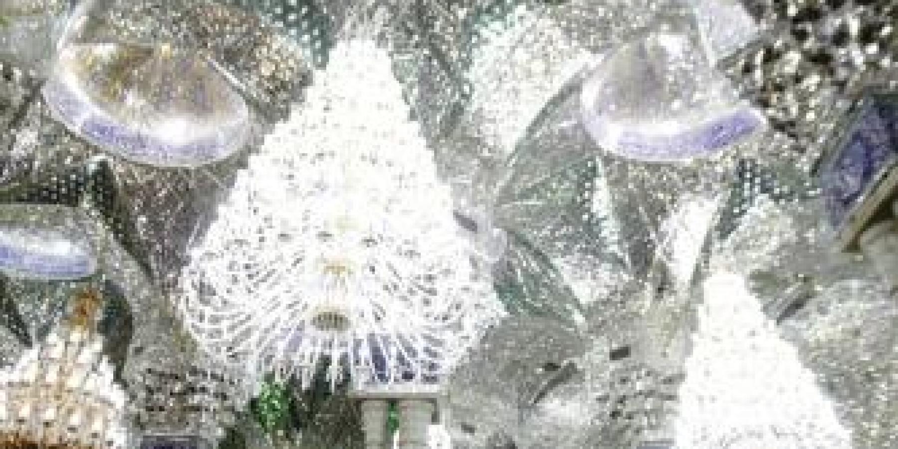 قسم الصيانة الهندسية في العتبة العلوية المقدسة ينفذ حملة واسعة لنصب وصيانة مجموعة من الثريات في أروقة الحرم العلوي المطهر
