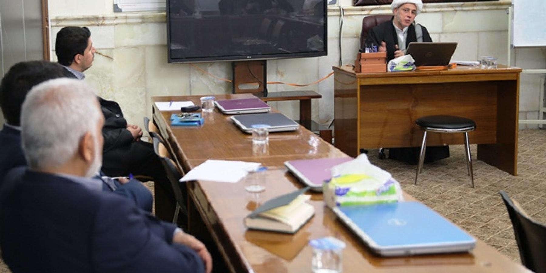 شعبة تنمية الموارد البشرية في العتبة العلوية المقدسة تحتضن دورة تخصصية حول كتابة وتحقيق الكتب التراثية وكيفية التعامل مع المخطوطات