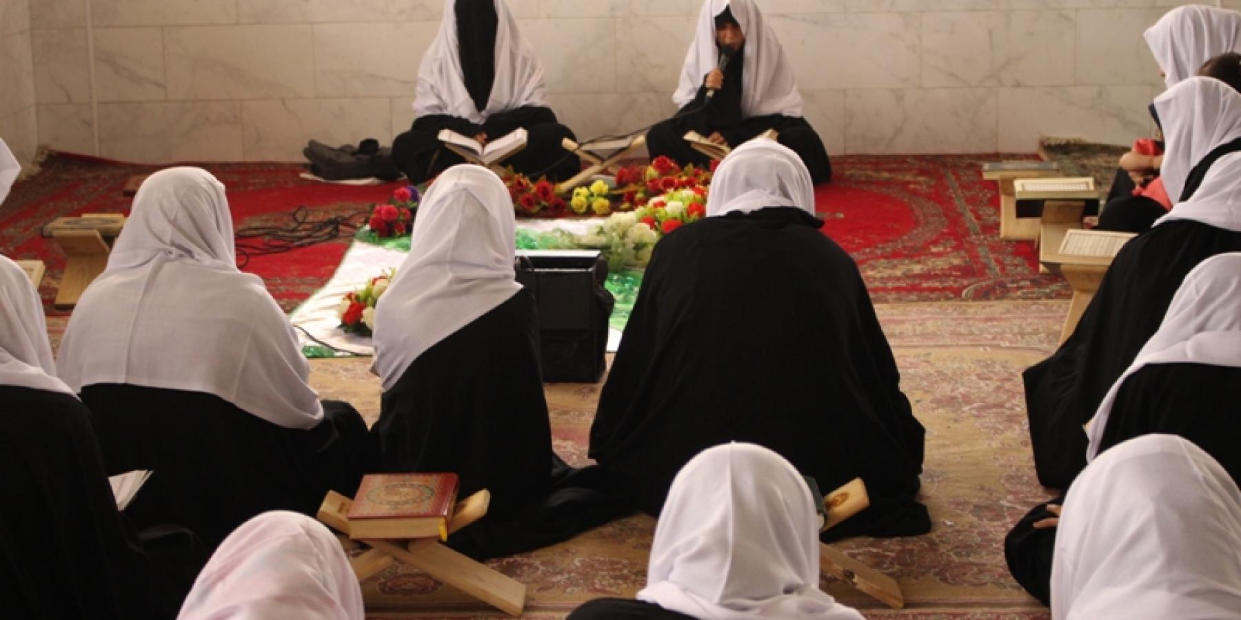 شعبة القرآن الكريم النسوية تقيم جلسات قرآنية رمضانية للنسوة النازحات ورياض الأطفال