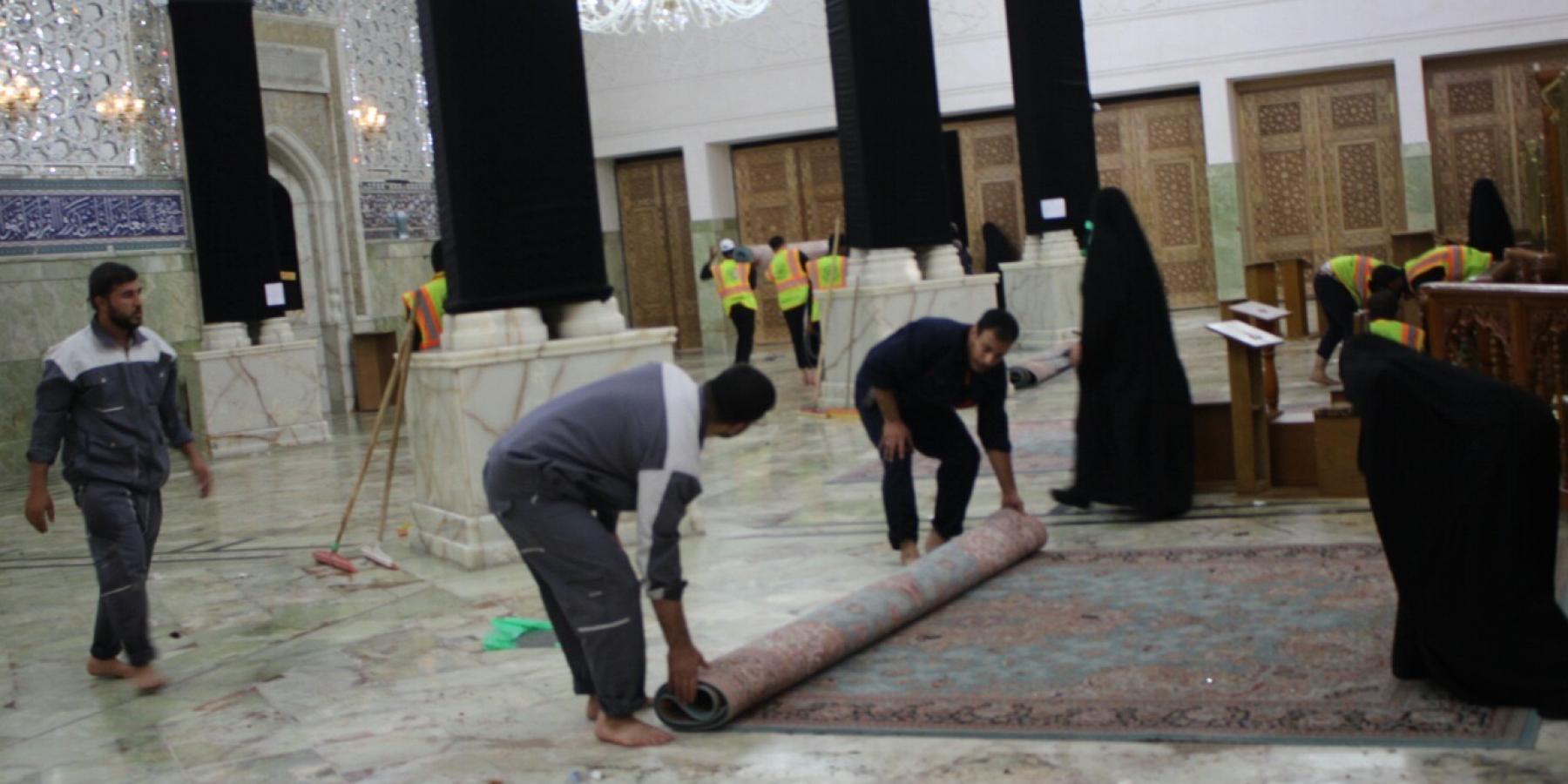 قسم الشؤون النسوية يباشر بعملية تنظيف جهة دخول النساء من مرقد أمير المؤمنين (عليه السلام)