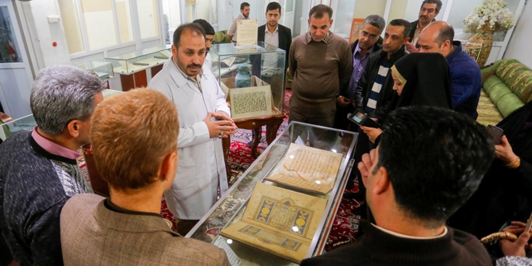 وفد من جامعة بغداد يتشرف بزيارة العتبة العلوية المقدسة ويطلع على عمل شعبة المخطوطات