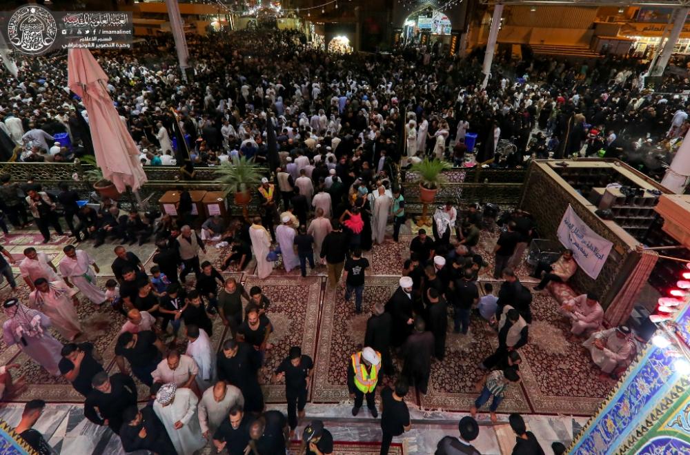 بالصور: مئات الآلاف من الزائرين يتوافدون إلى حرم أمير المؤمنين(عليه السلام) لإحياء ليلة شهادته
