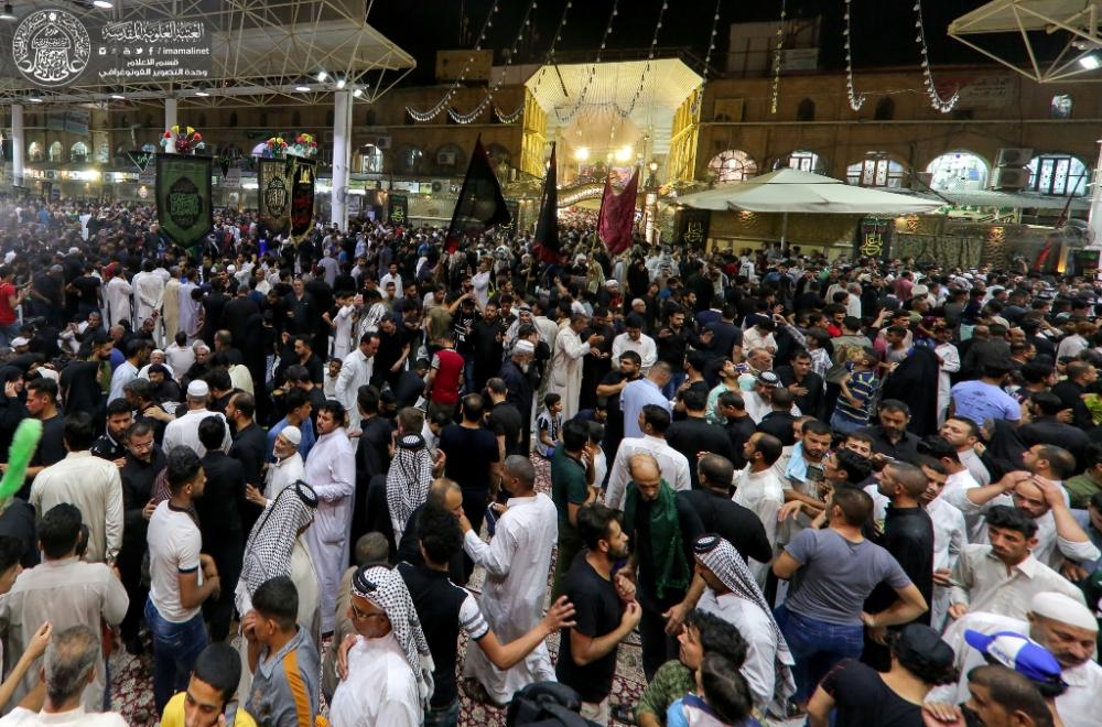 بالصور: مئات الآلاف من الزائرين يتوافدون إلى حرم أمير المؤمنين(عليه السلام) لإحياء ليلة شهادته