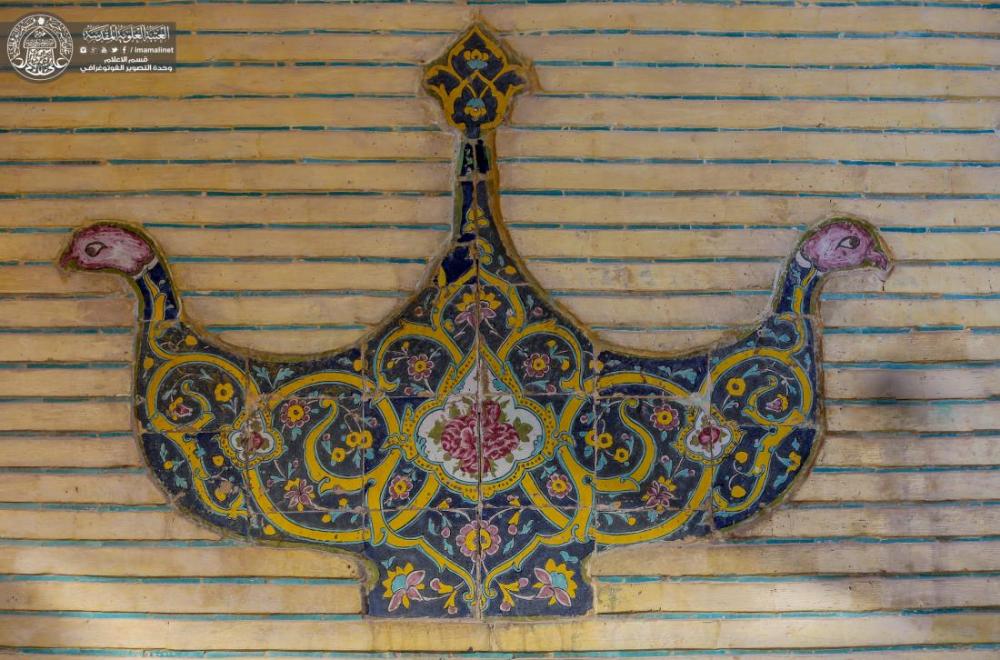 بالصور .. زخارف ونقوش تاريخية تزيّن جدار باب الفرج في مرقد أمير المؤمنين (عليه السلام)