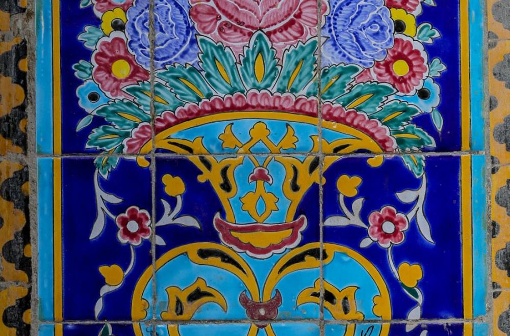 بالصور .. زخارف ونقوش تاريخية تزيّن جدار باب الفرج في مرقد أمير المؤمنين (عليه السلام)