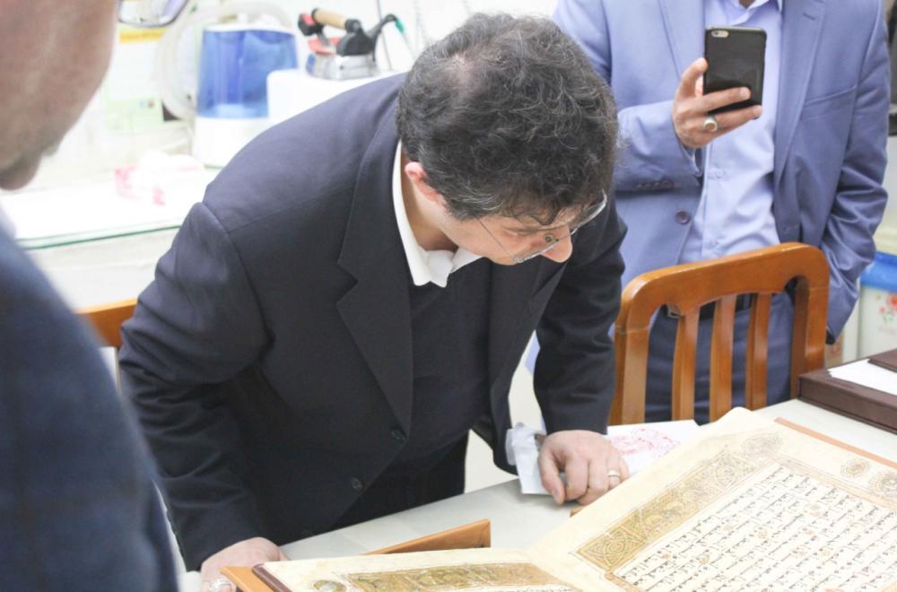 نائب الأمين العام للعتبة العلوية يبحث مع خبير إيطالي أحدث الطرق لصيانة المخطوطات النادرة في العتبة