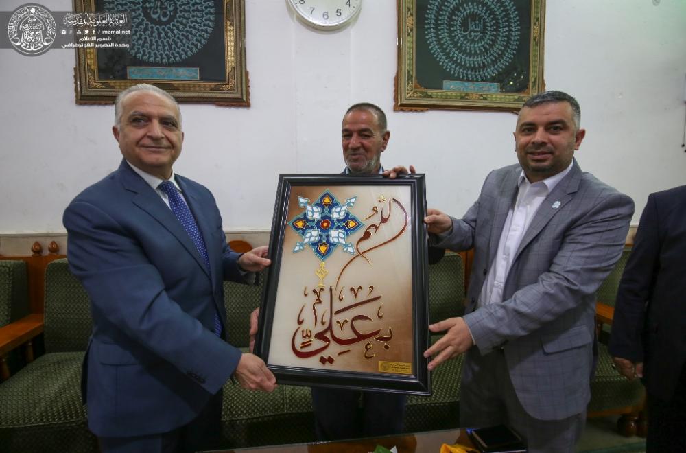 وزير الخارجية العراقي يتشرف بزيارة مرقد أمير المؤمنين (ع)