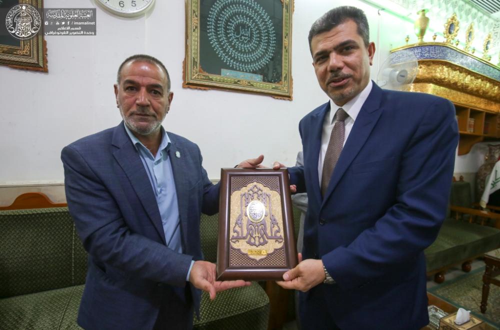 وزير الخارجية العراقي يتشرف بزيارة مرقد أمير المؤمنين (ع)