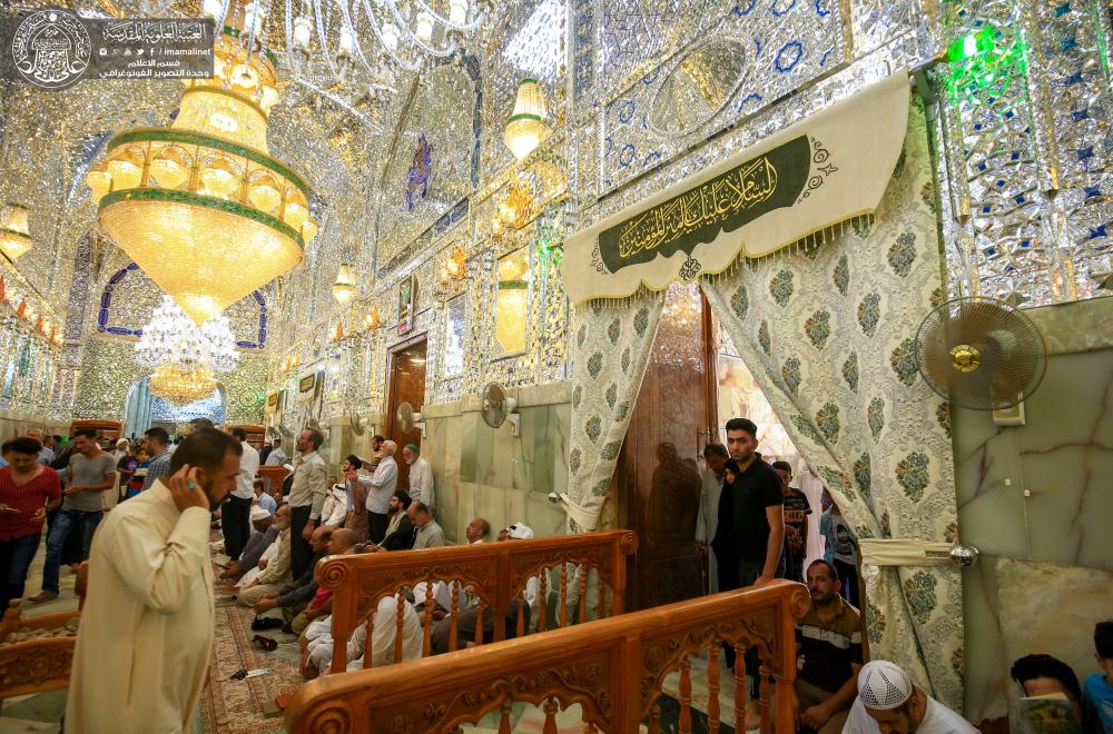 العتبة العلوية تستبدل ستائر أبواب الحرم المطهر استعدادا للاحتفال بعيد الغدير الأغر