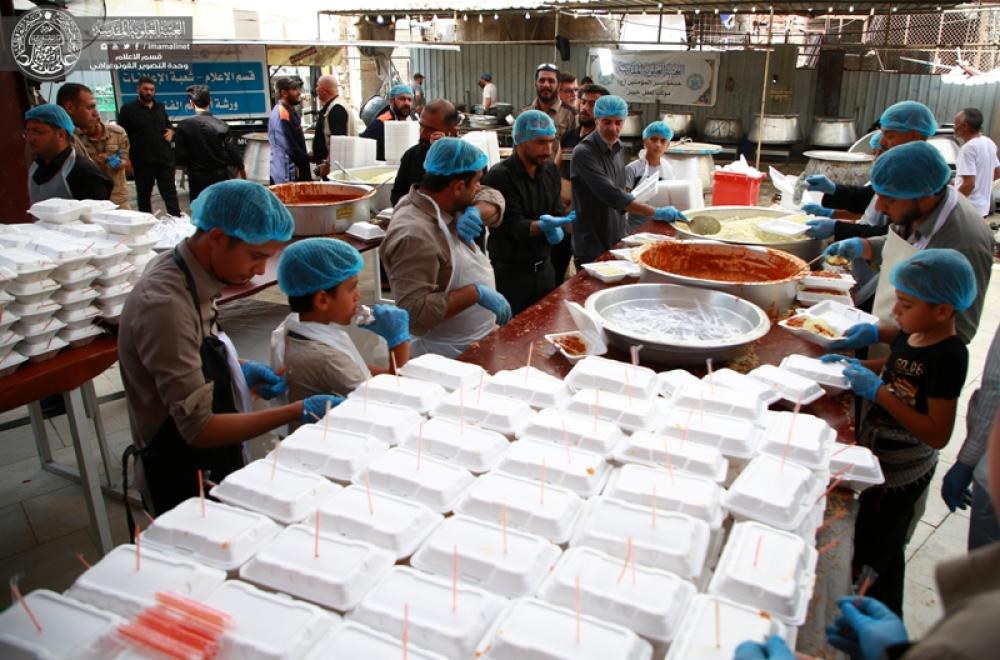 موكب بطل خيبر التابع إلى العتبة العلوية يقدم أكثر من (25) ألف وجبة طعام يومياً للزائرين 