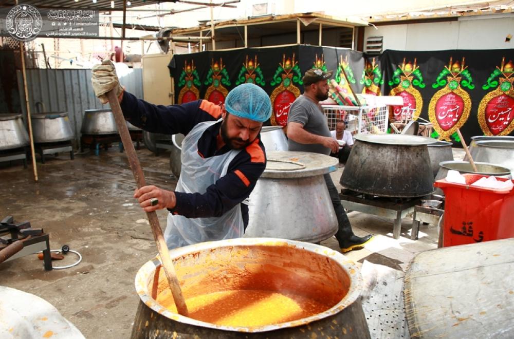 موكب بطل خيبر التابع إلى العتبة العلوية يقدم أكثر من (25) ألف وجبة طعام يومياً للزائرين 