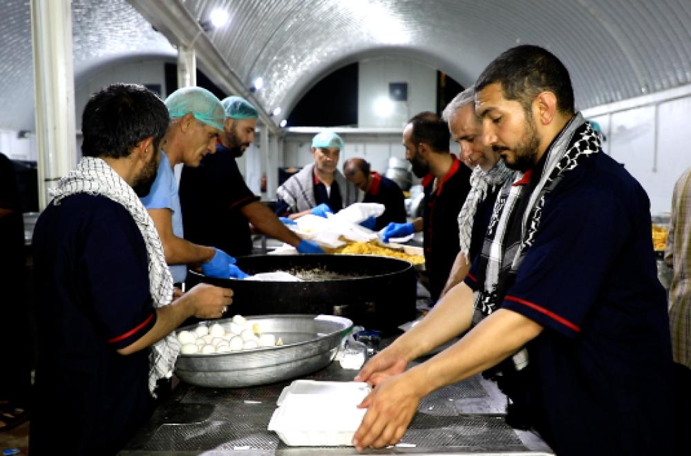 (موكب مالك الأشتر) التابع للعتبة العلوية المقدسة يقدم 30 ألف وجبة طعام يومياً لزائري الأربعين