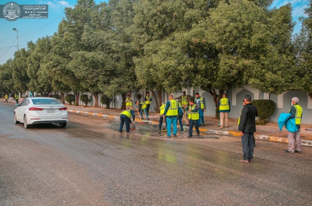 كوادر ومتطوعو العتبة العلوية يساهمون في حملات تأهيل شوارع مدينة النجف الأشرف