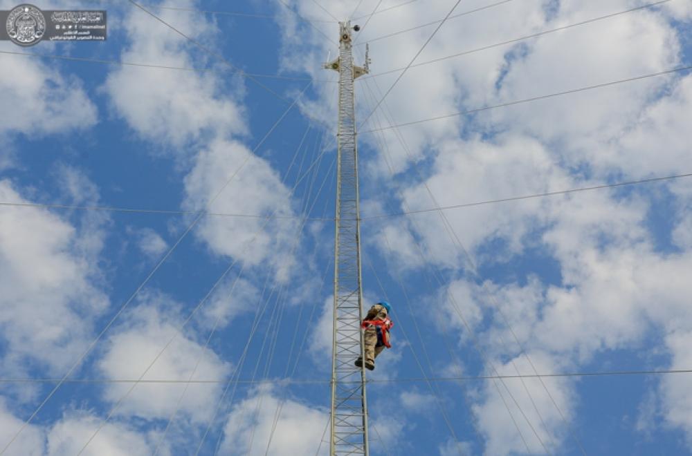 قسم المراقبة والاتصالات في العتبة العلوية ينجز أعمال تنصيب برج للاتصالات اللاسلكية